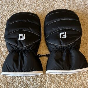 Black Footjoy winter mits. NWOT